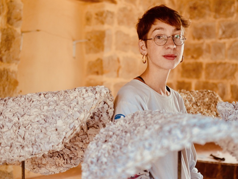 Umarmung - Georgina Sleap mit ihrer Skulptur © Susanna Petrin